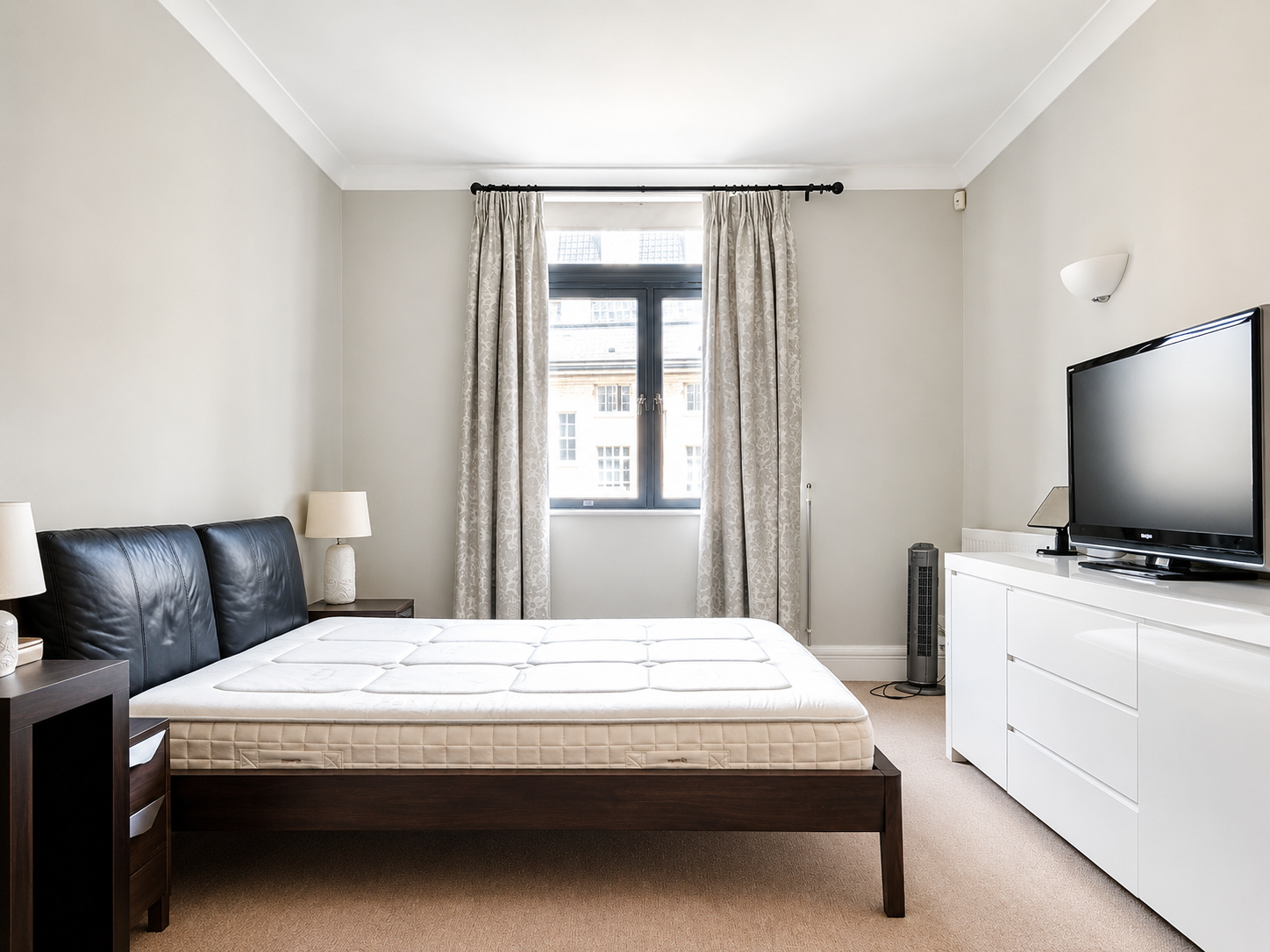 Flat Belvedere Road in Greater London