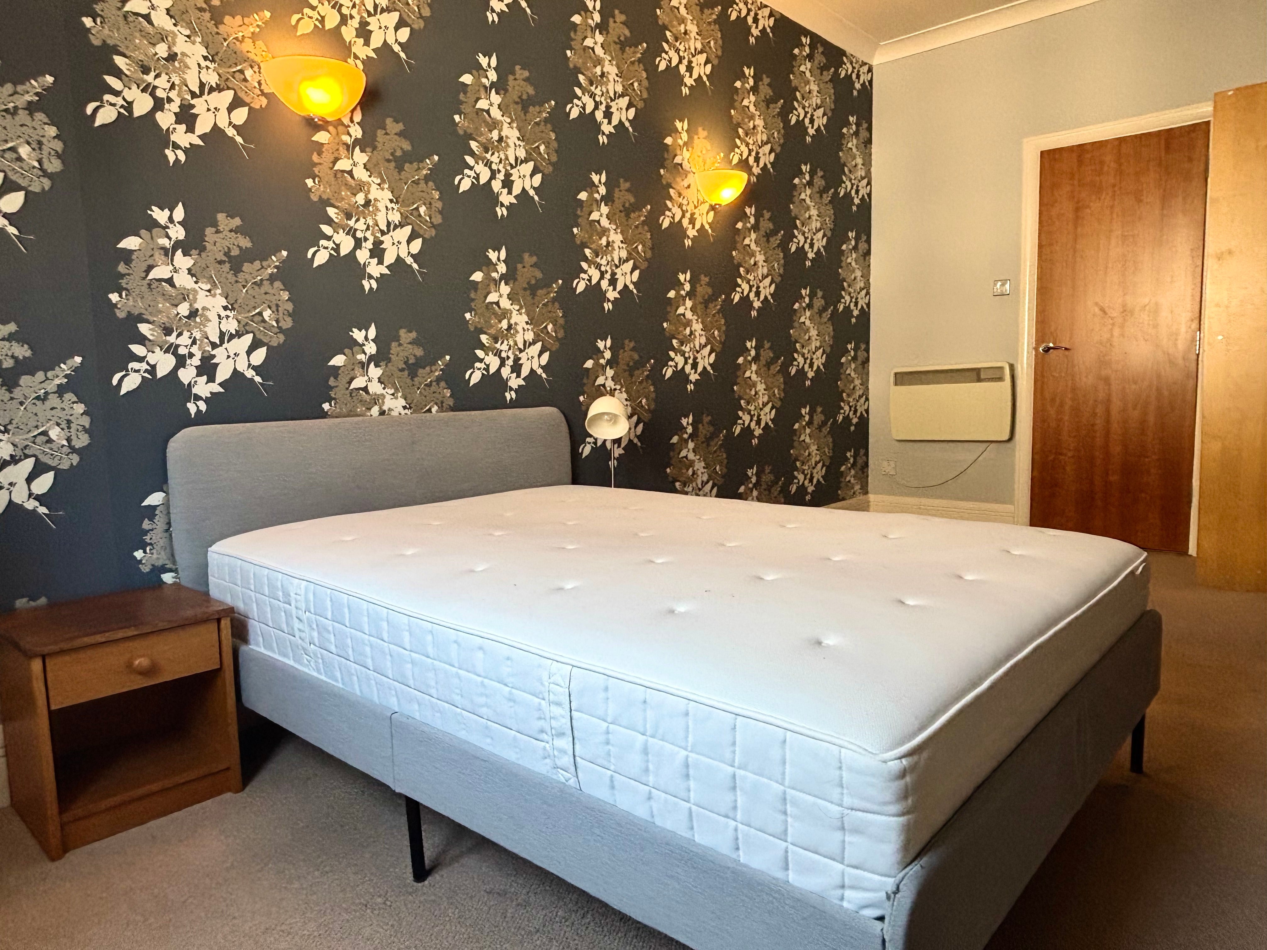 Flat Belvedere Road in Greater London