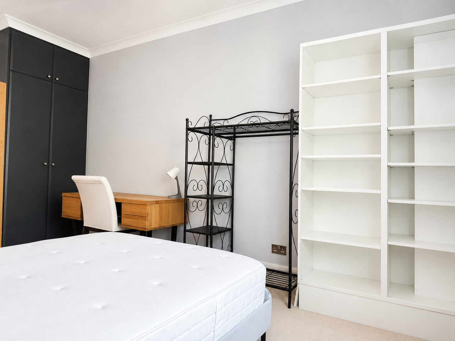 Flat Belvedere Road in Greater London