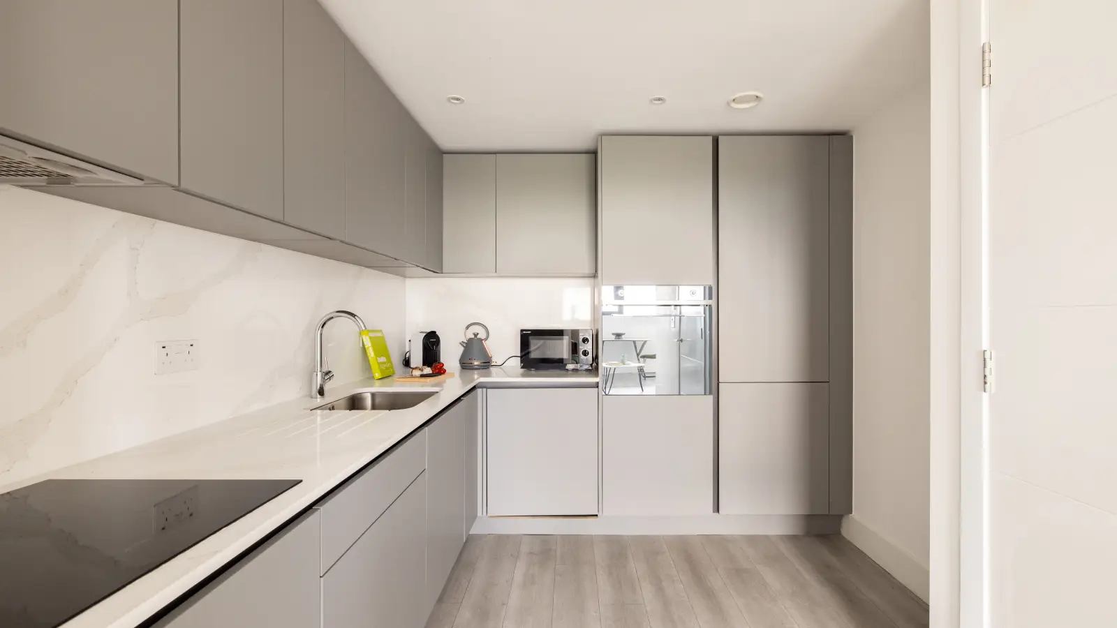 Flat Grant Way in Greater London