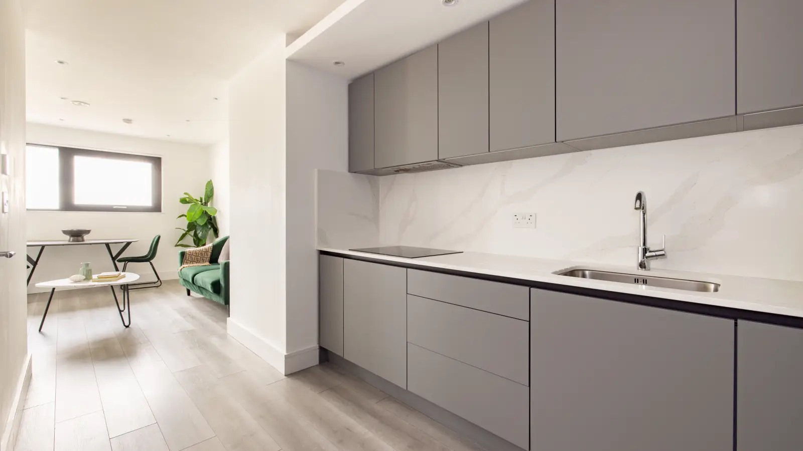 Flat Grant Way in Greater London