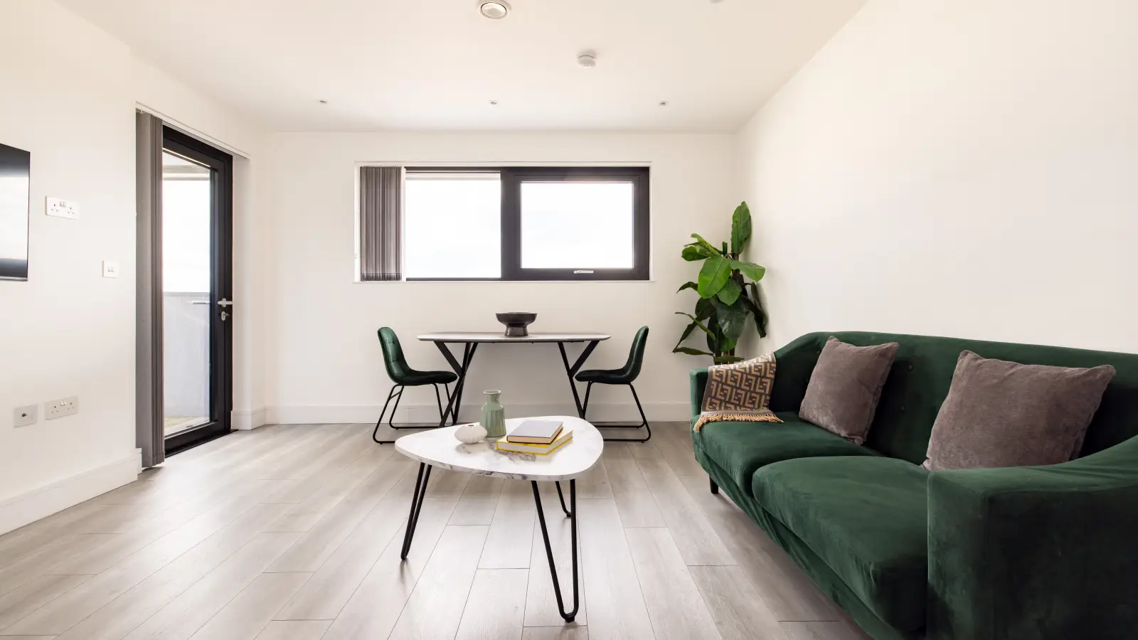 Flat Grant Way in Greater London