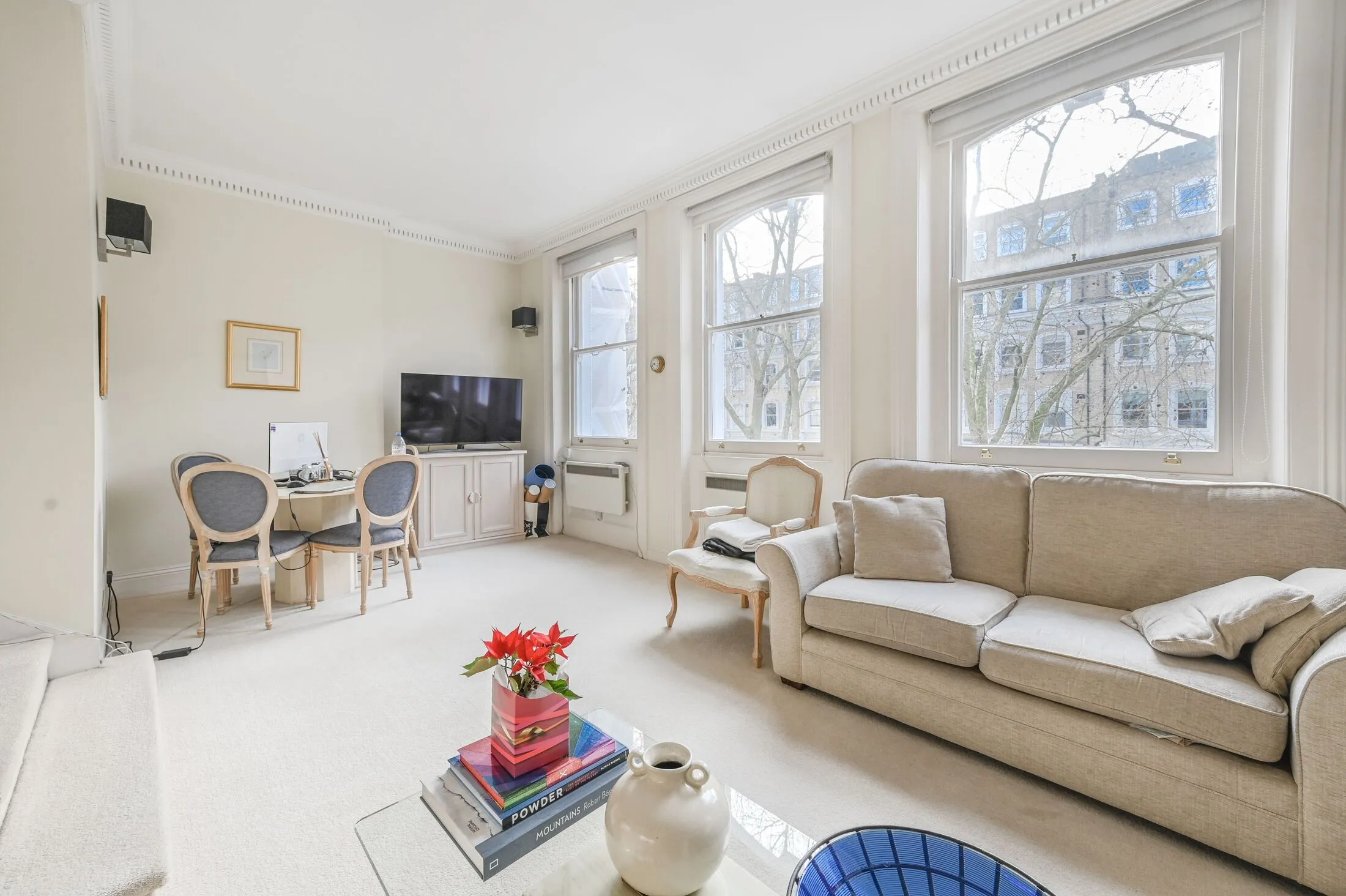 Flat Beaufort Gardens in Greater London