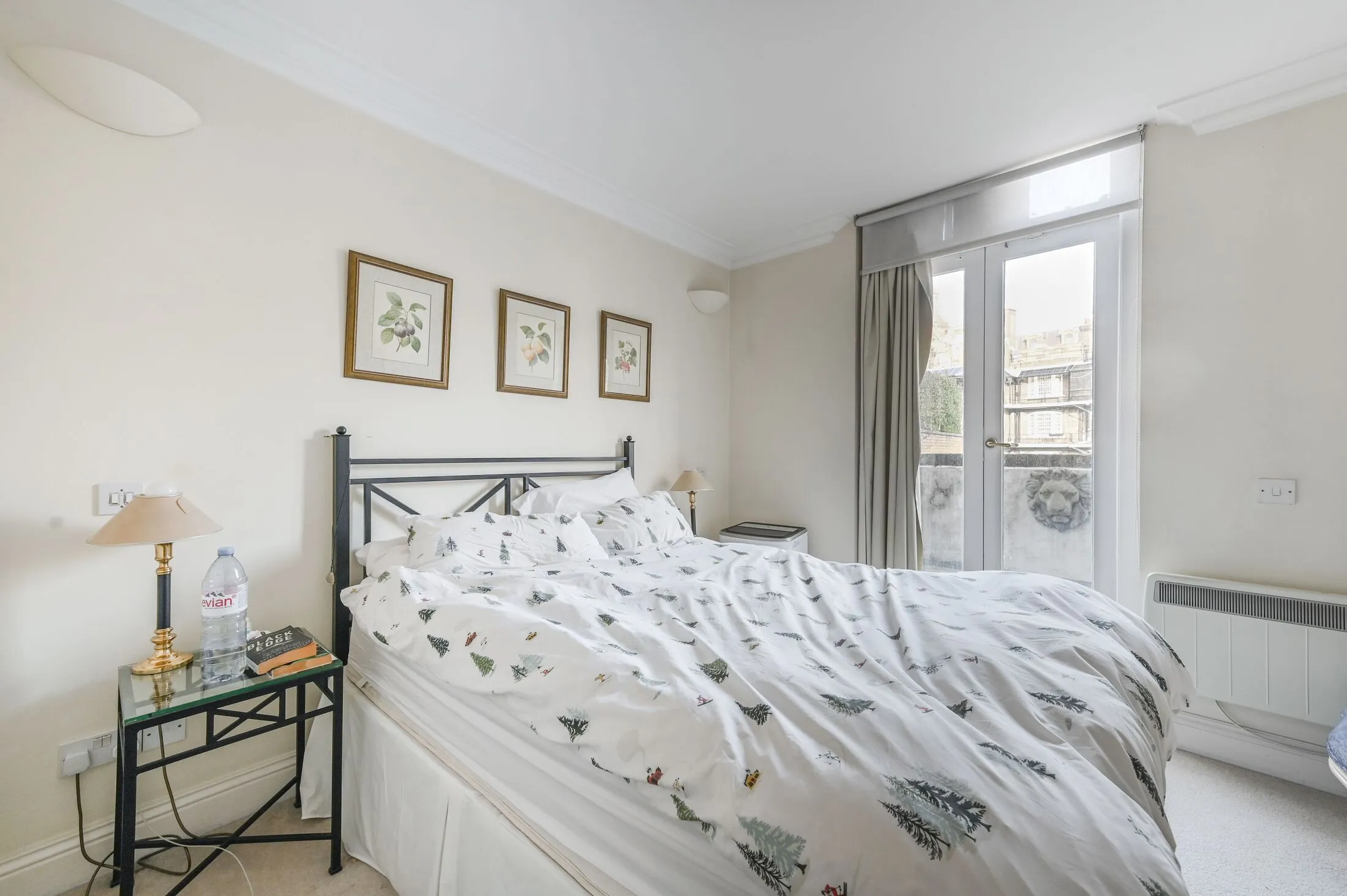 Flat Beaufort Gardens in Greater London