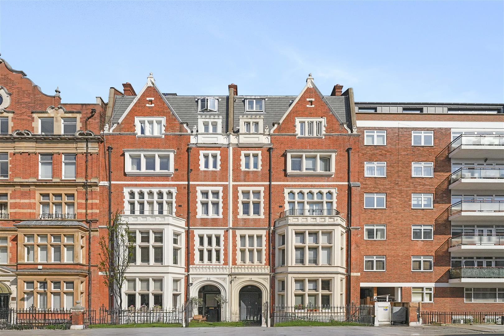 Flat Palace Court in City of Westminster
