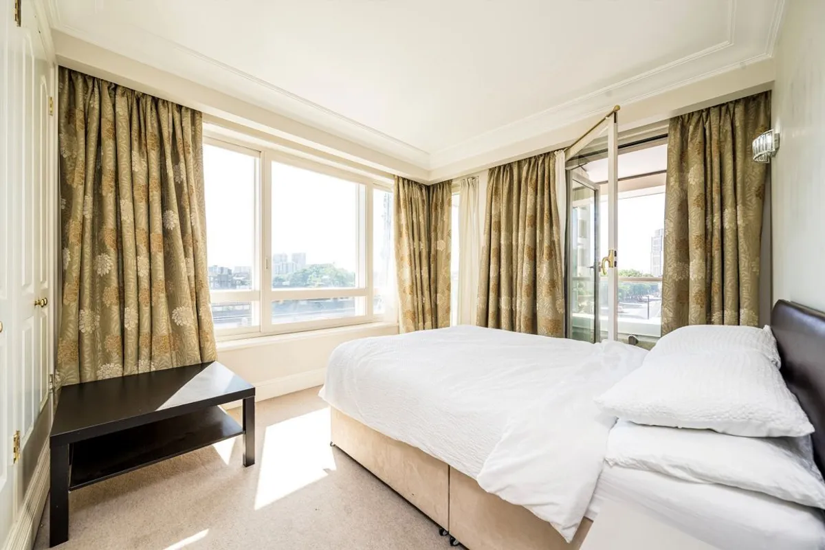 Flat Albert Embankment in Greater London