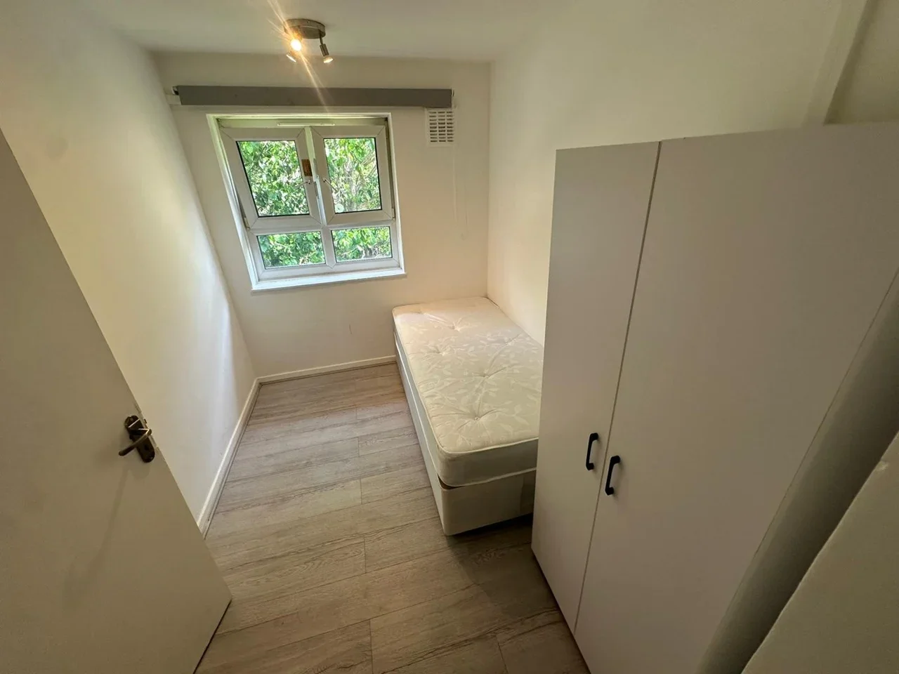 Room Paul Street in Greater London
