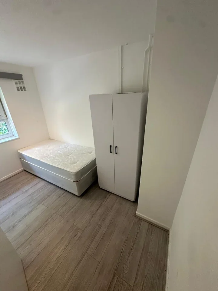 Room Paul Street in Greater London