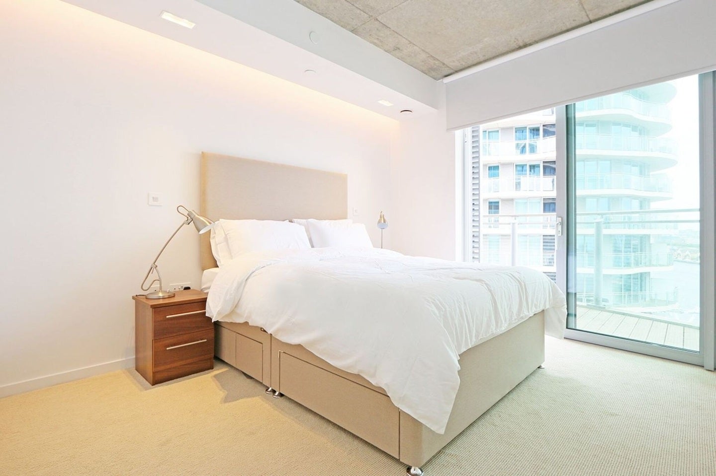 Flat Silvertown Way in Greater London