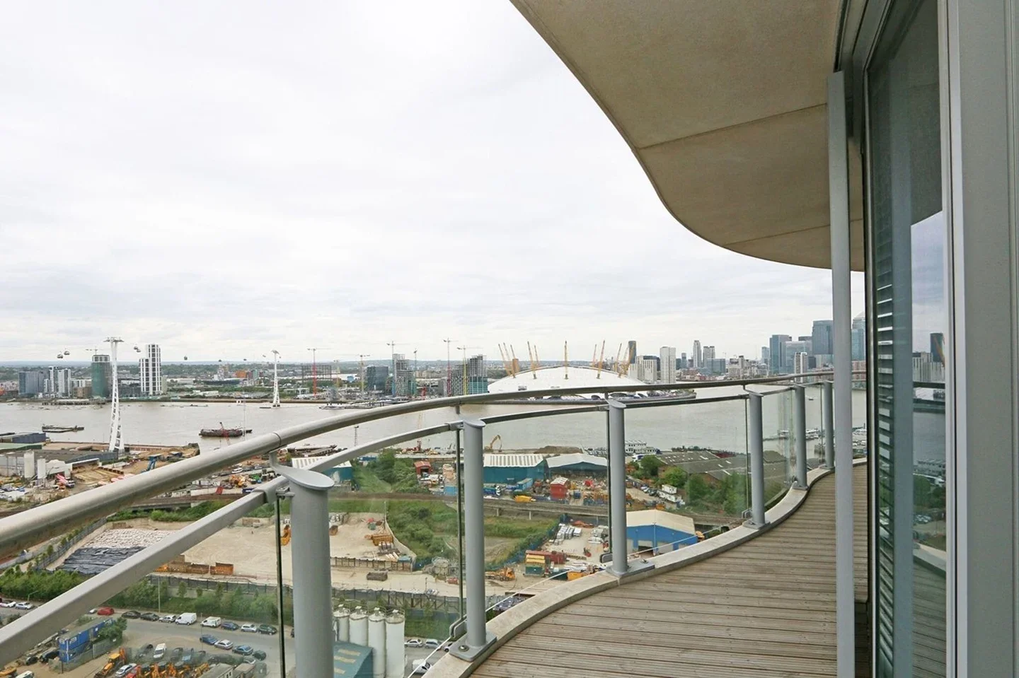Flat Silvertown Way in Greater London