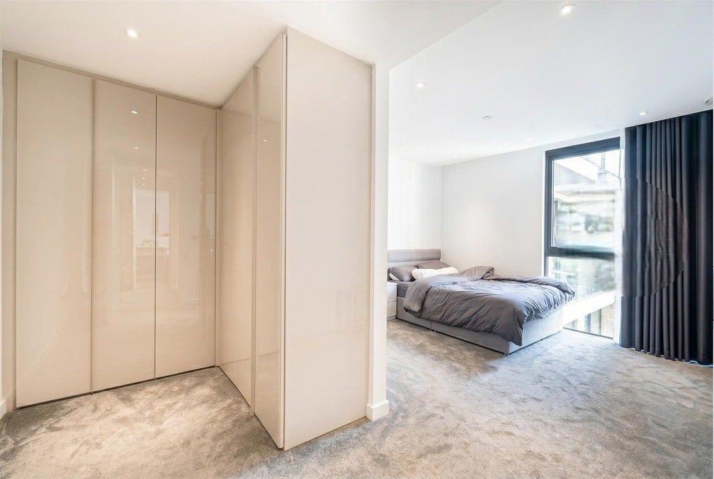 Flat Camperdown Street in Greater London