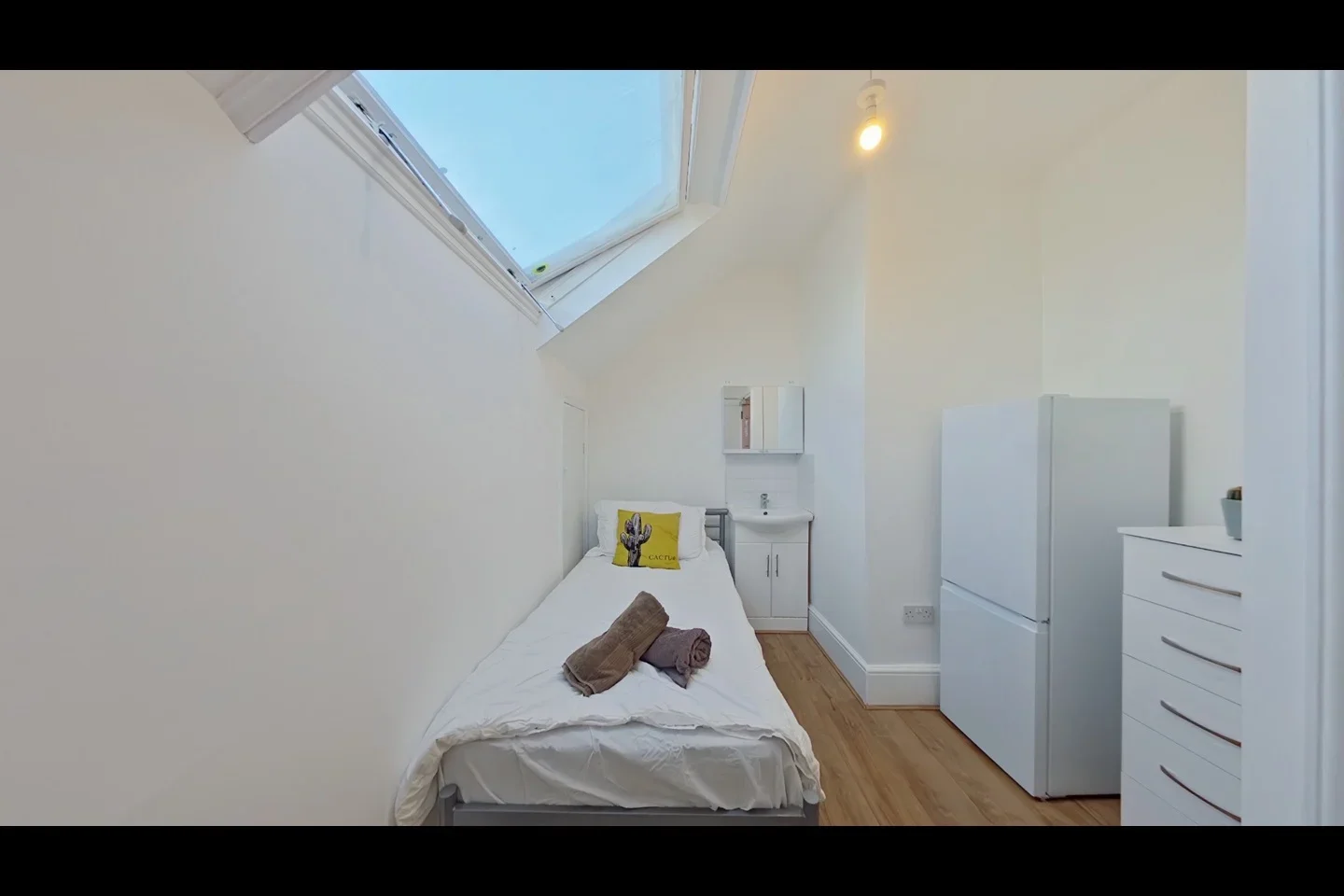 Room Blakesley Avenue in Greater London