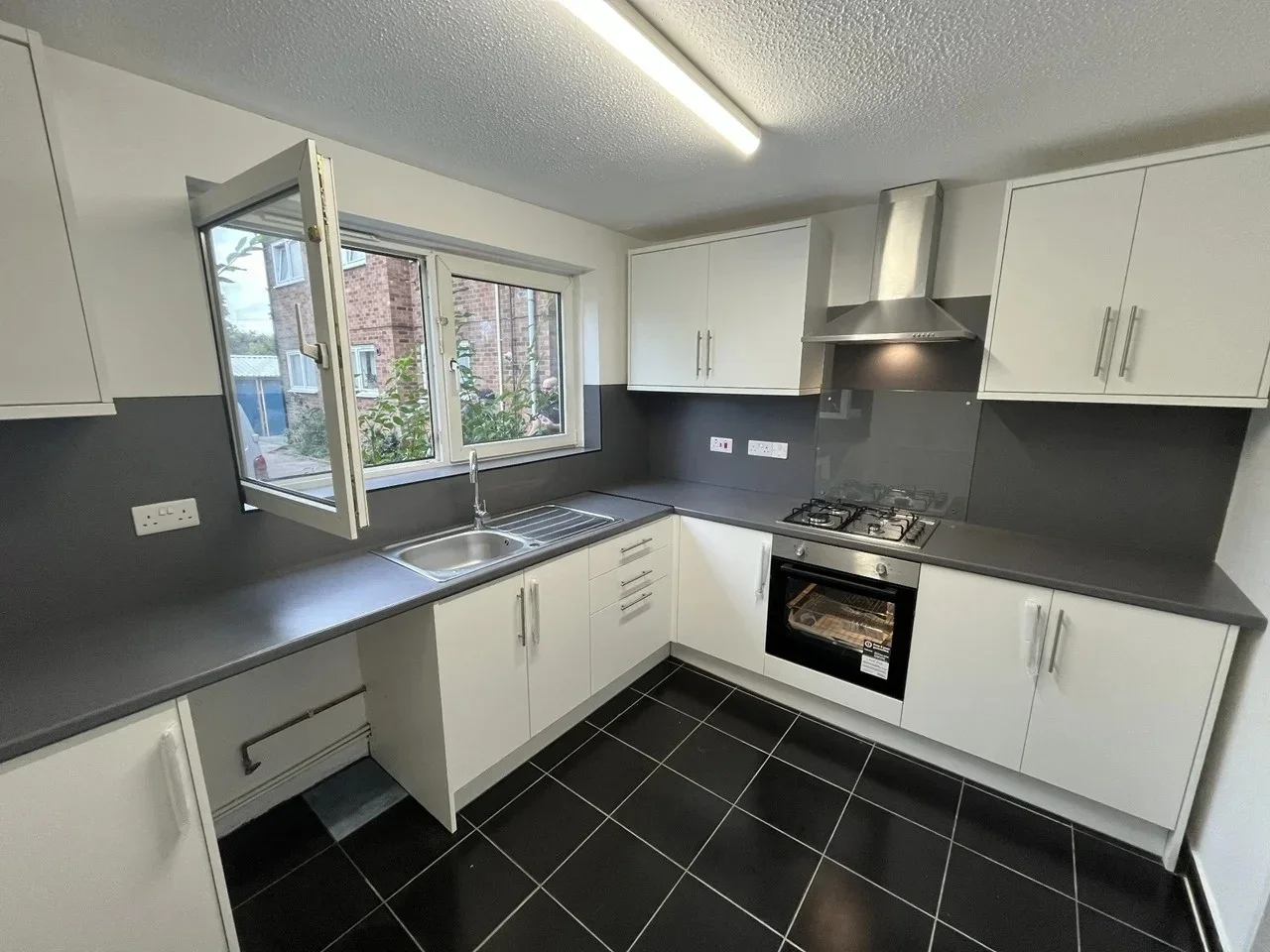 Flat Folkestone Road in Greater London