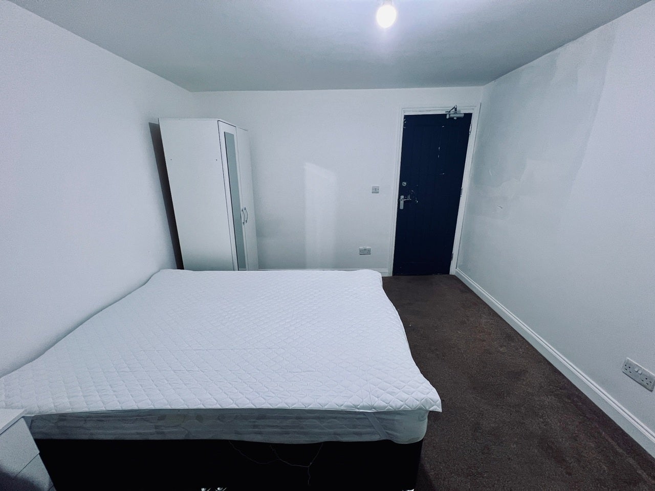 Room Ashburnham Road in Luton