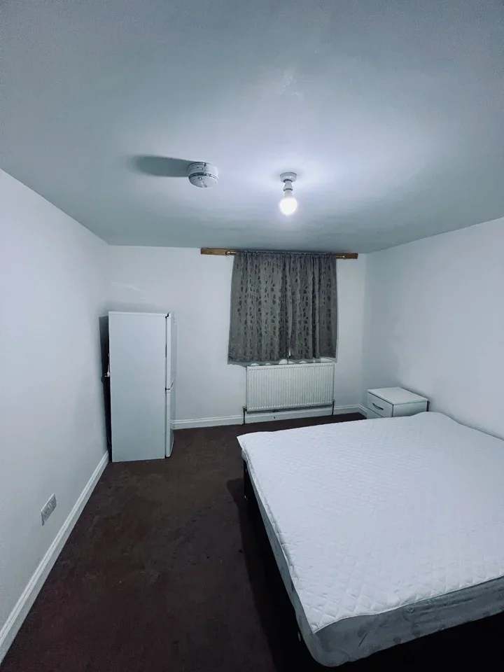Room Ashburnham Road in Luton
