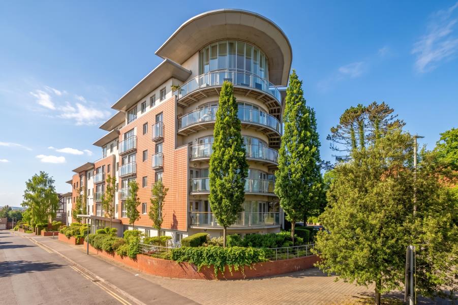 Flat Guildford Road in Woking
