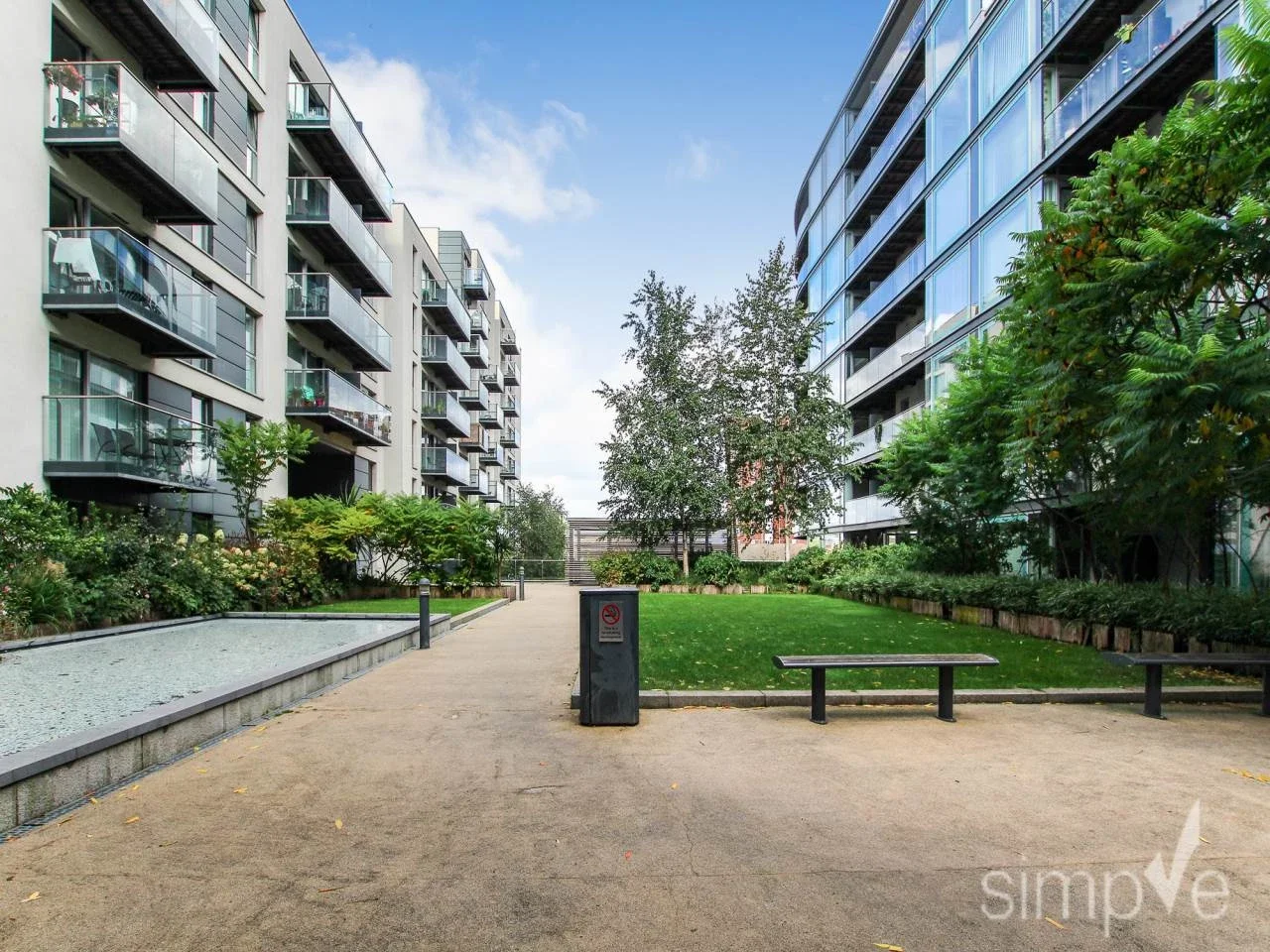 Flat Station Approach in Greater London