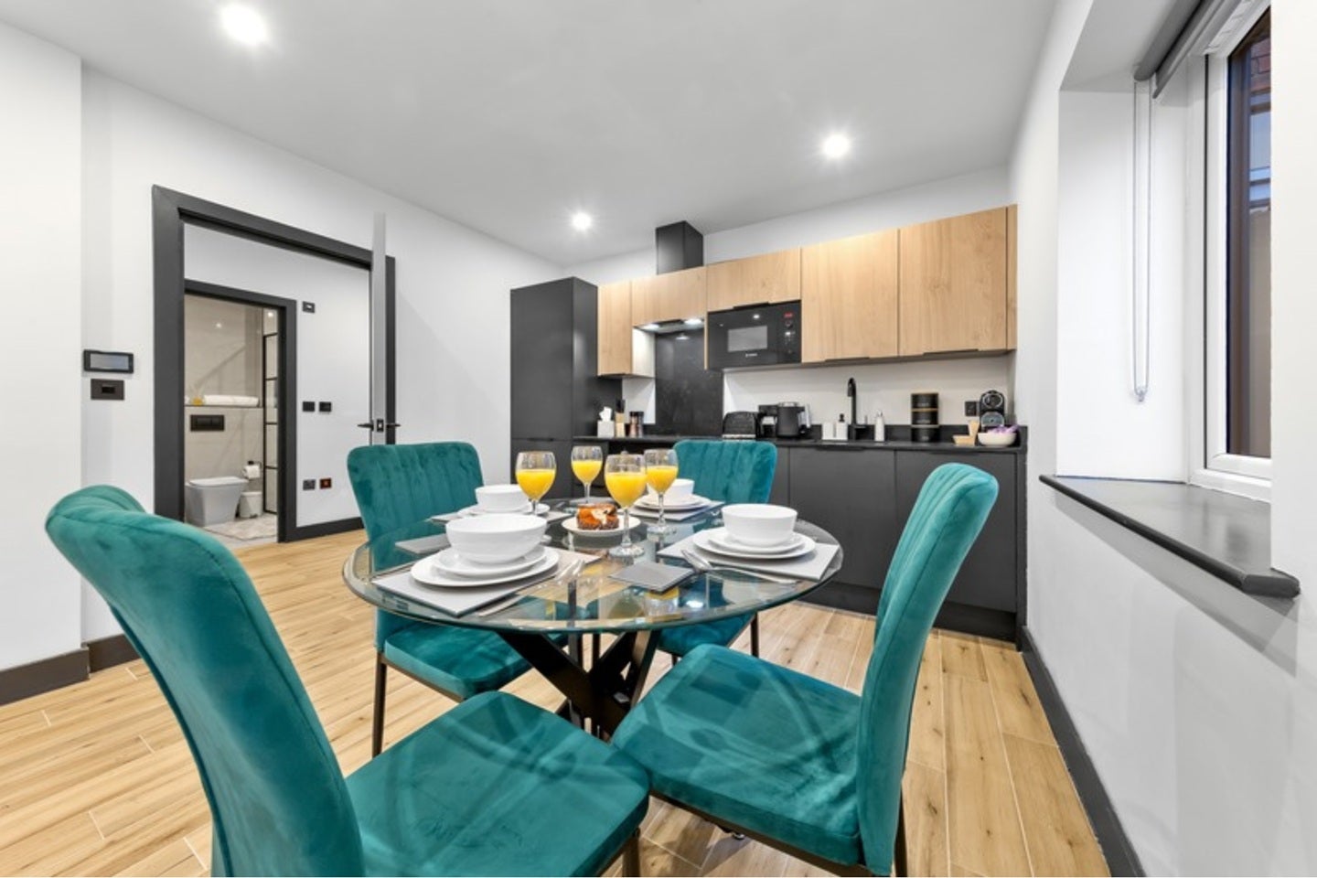 Flat Ballards Lane in Greater London