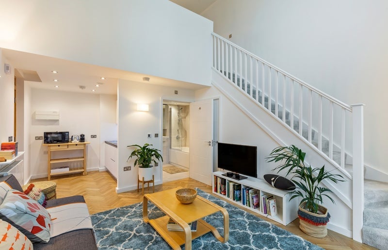 Flat Derny Avenue in Greater London