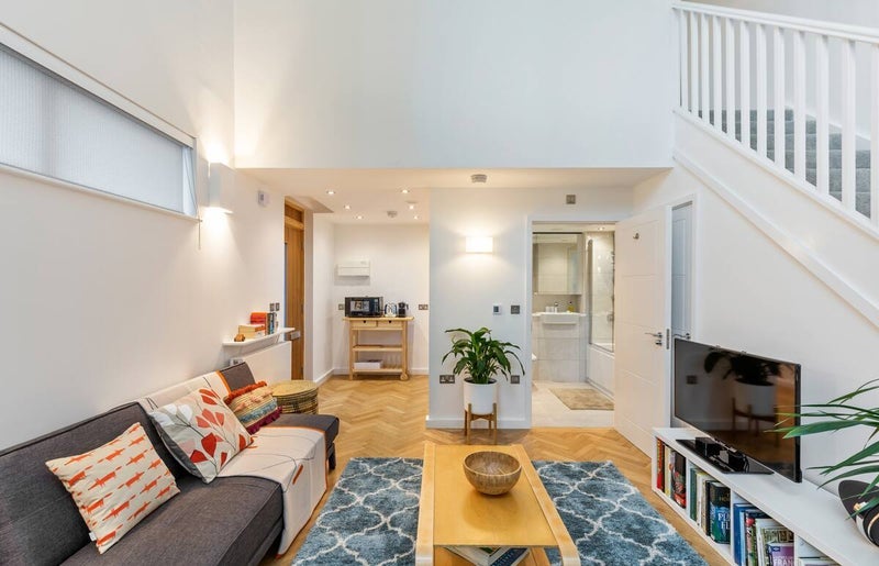 Flat Derny Avenue in Greater London