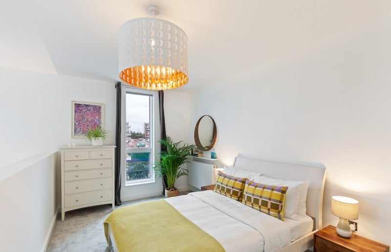 Flat Derny Avenue in Greater London