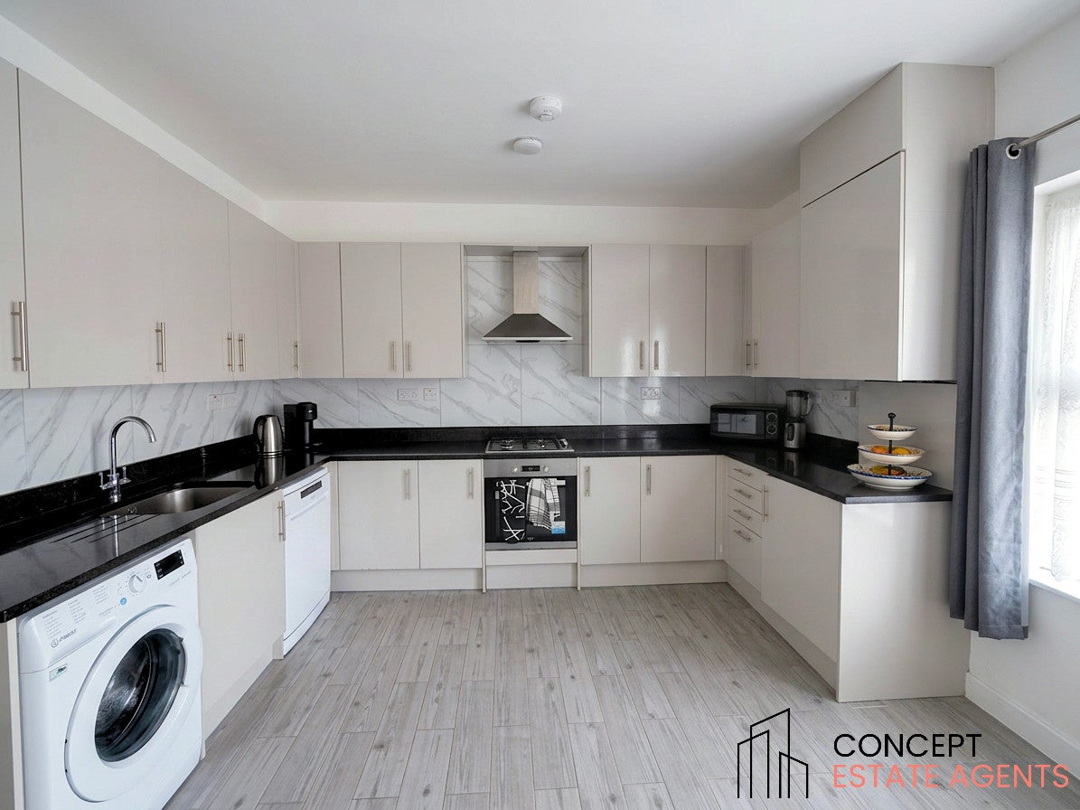 Flat Burntwood Lane in Greater London