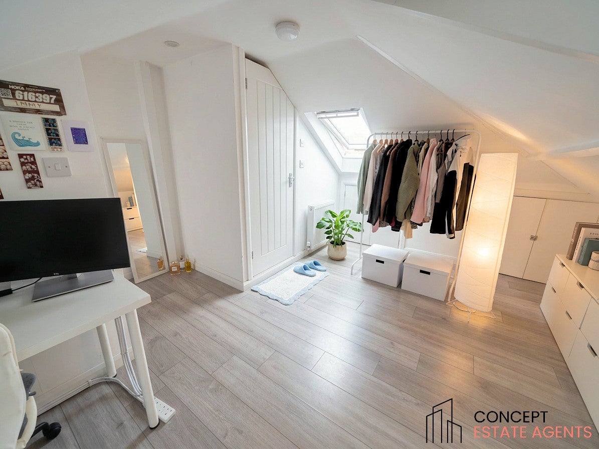 Flat Burntwood Lane in Greater London