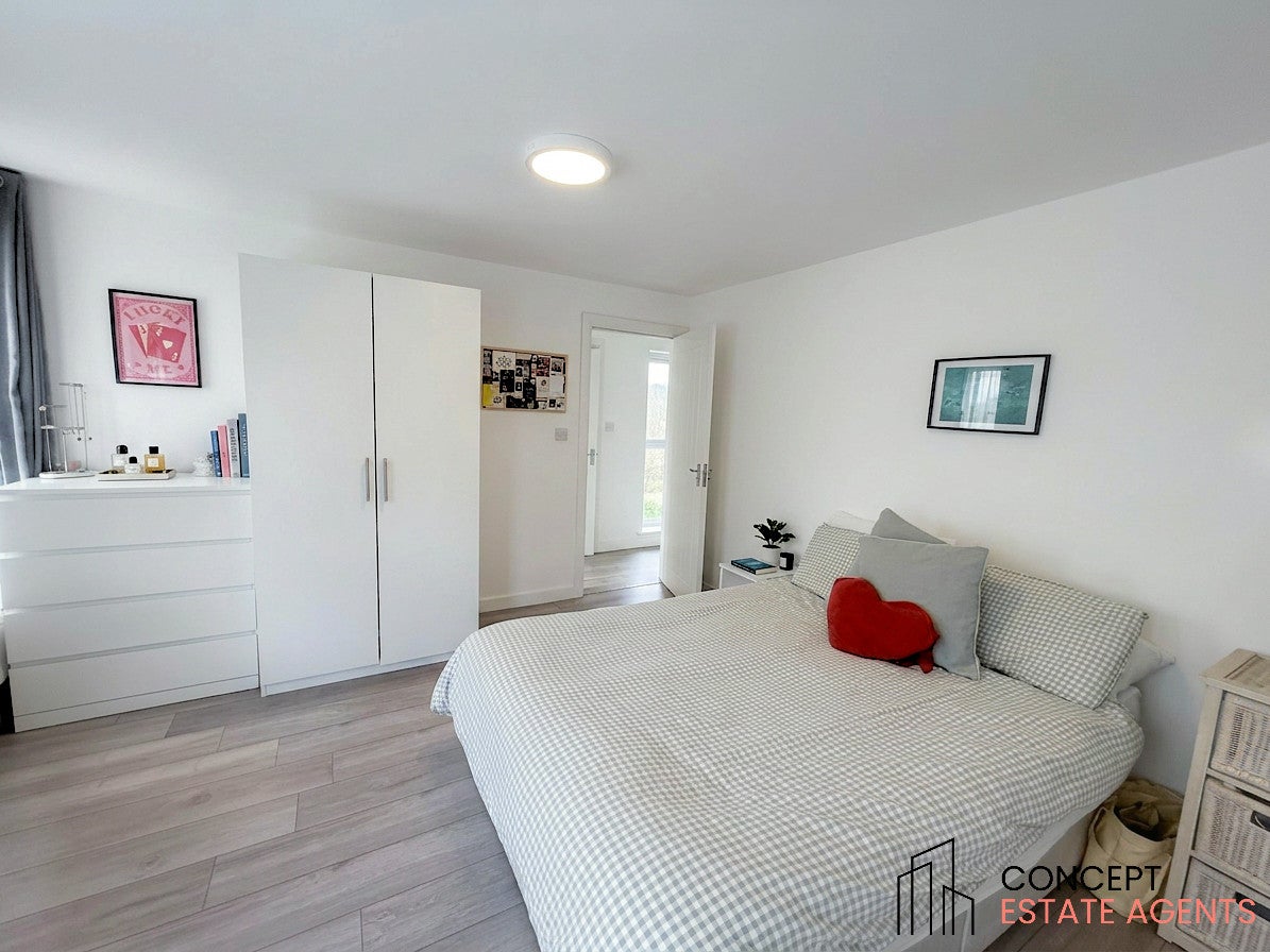 Flat Burntwood Lane in Greater London