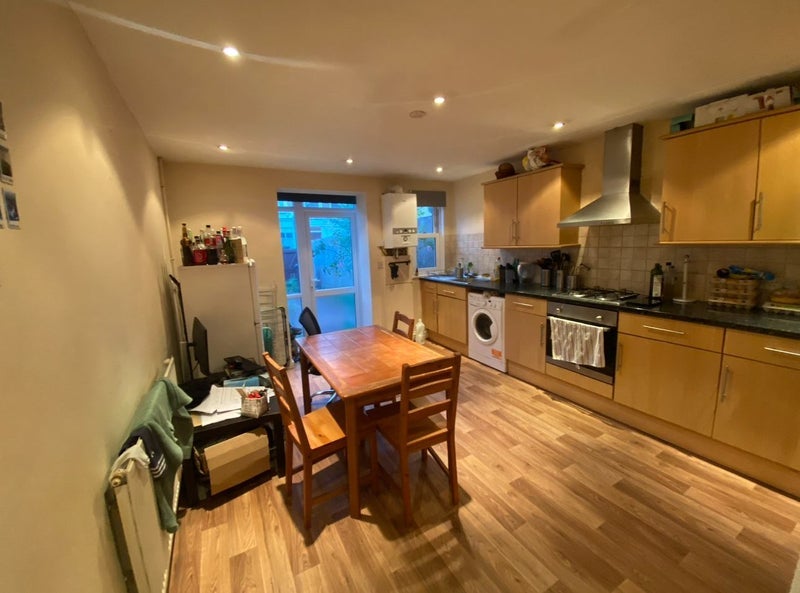 Room Thorne Road in Greater London