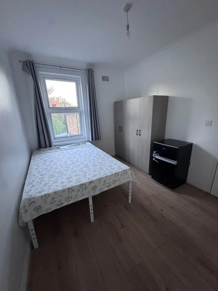 Room Colegrave Road in Greater London