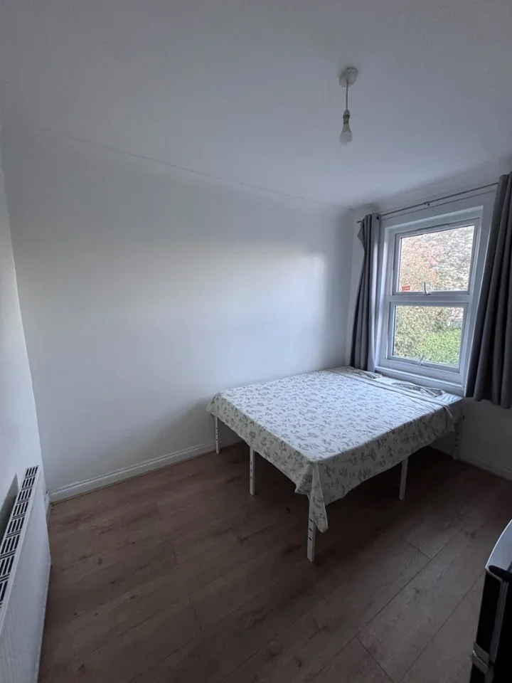 Room Colegrave Road in Greater London