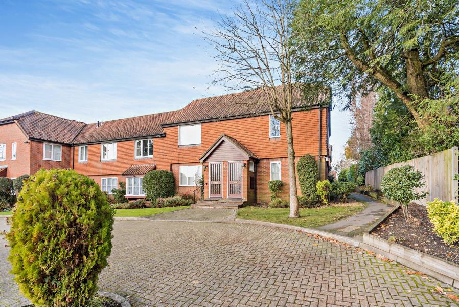 Flat Murray Road in Greater London