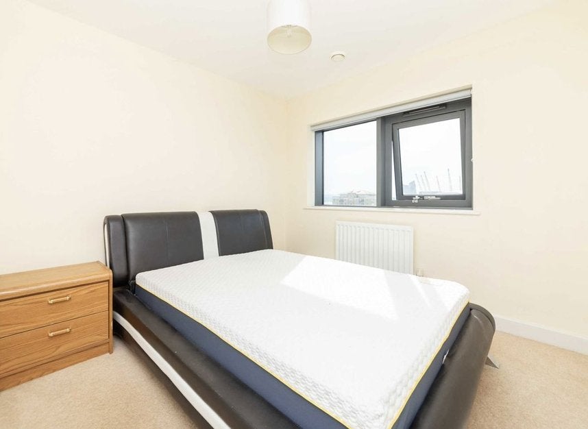 Flat Blackwall Way in Greater London
