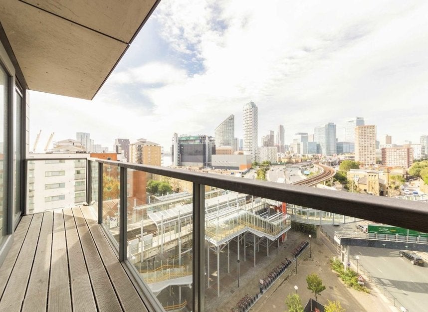 Flat Blackwall Way in Greater London