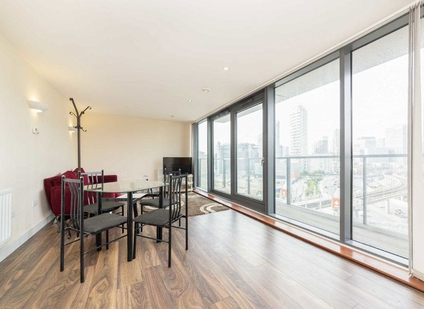 Flat Blackwall Way in Greater London