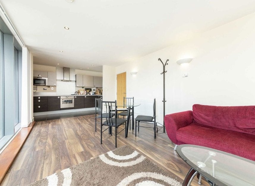 Flat Blackwall Way in Greater London
