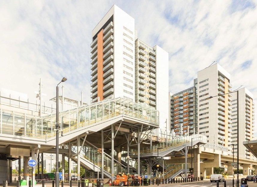 Flat Blackwall Way in Greater London