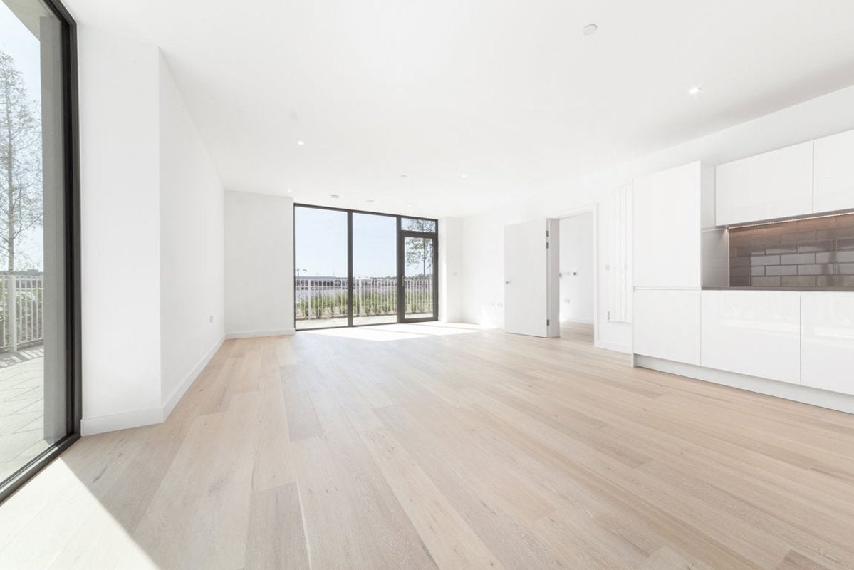 Flat Regalia Close in Greater London