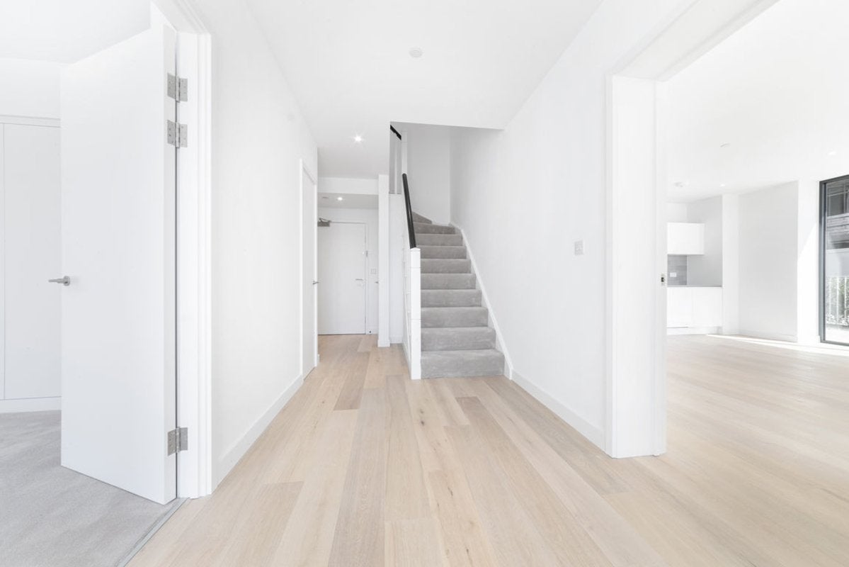 Flat Regalia Close in Greater London