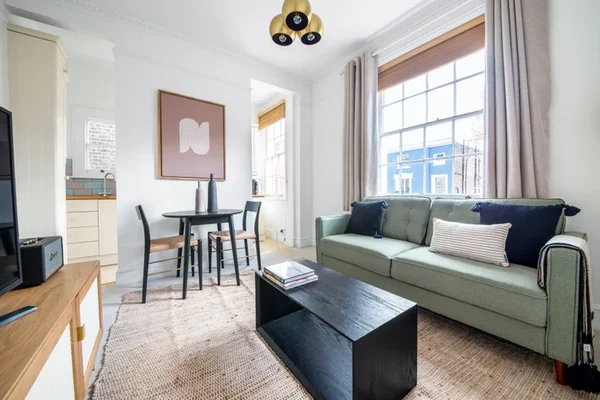 Flat Monmouth Road in London