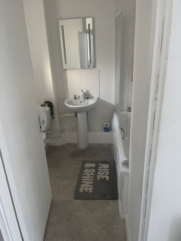 Flat Dacres Road in Greater London