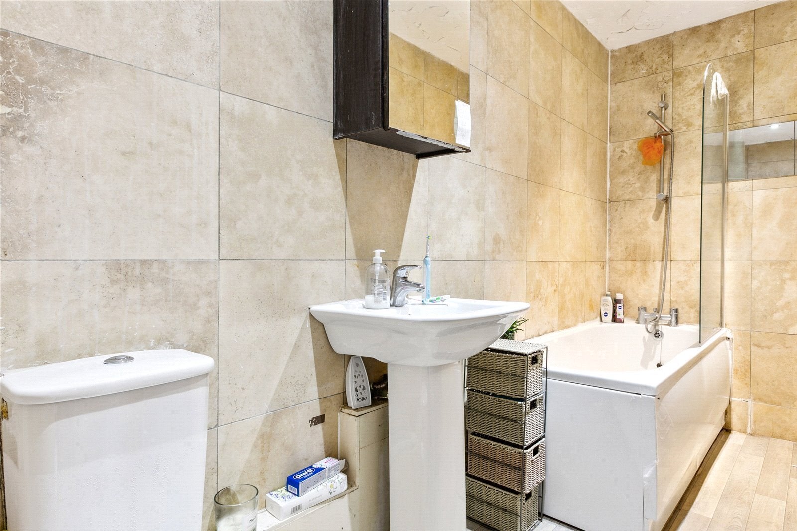 Flat Hazellville Road in Greater London