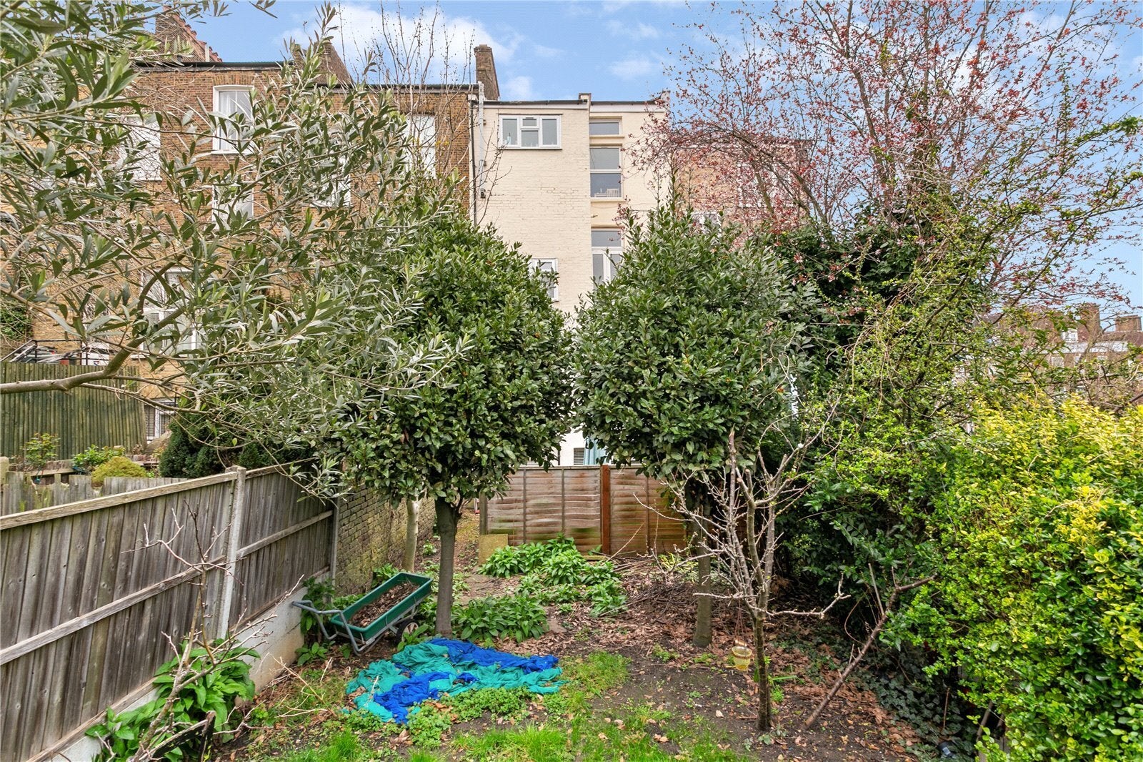 Flat Hazellville Road in Greater London
