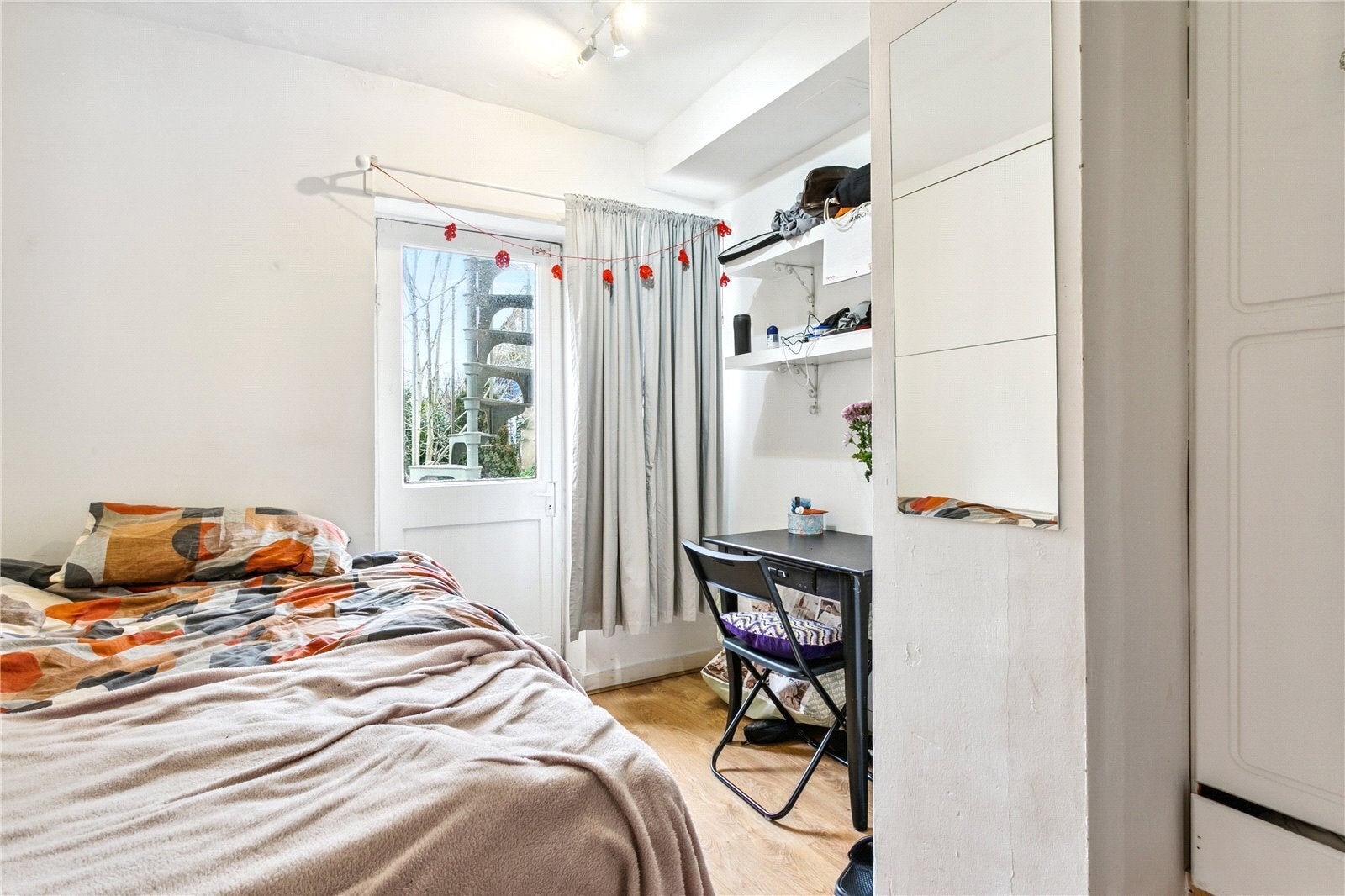 Flat Hazellville Road in Greater London