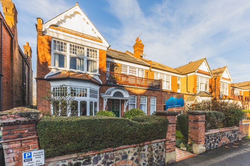 Flat Queens Avenue in Greater London