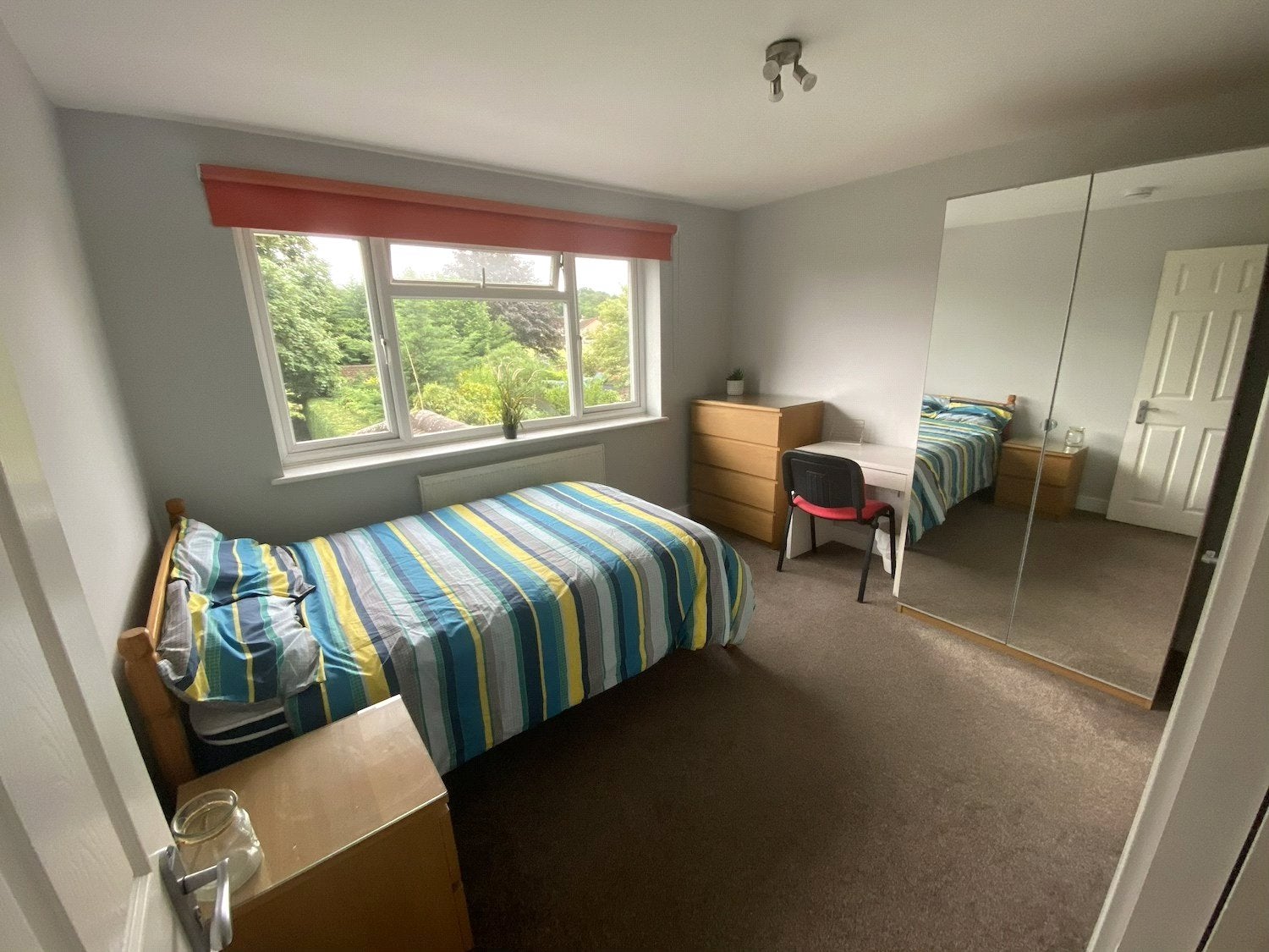 Room Jasmine Close in Woking