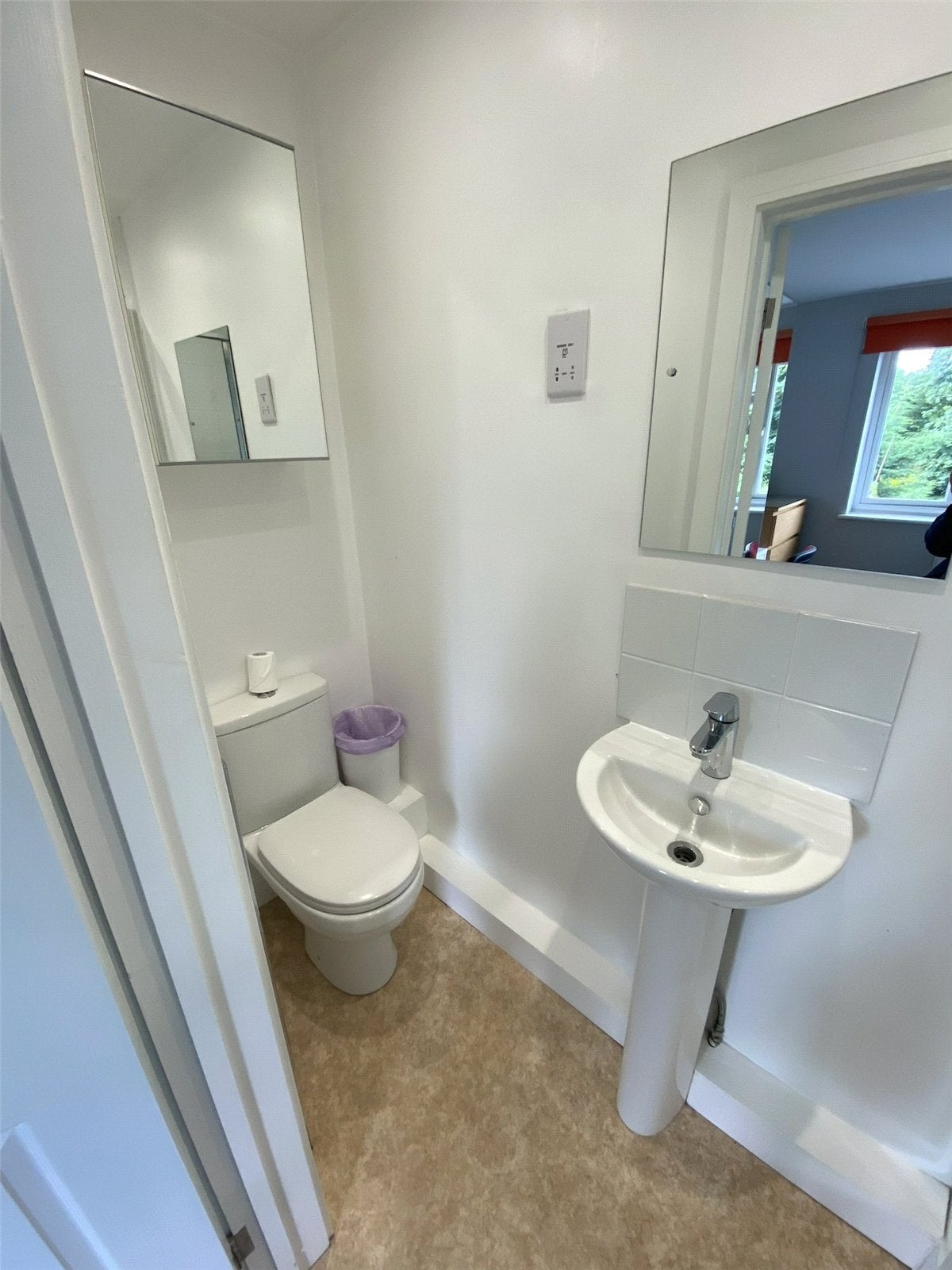 Room Jasmine Close in Woking