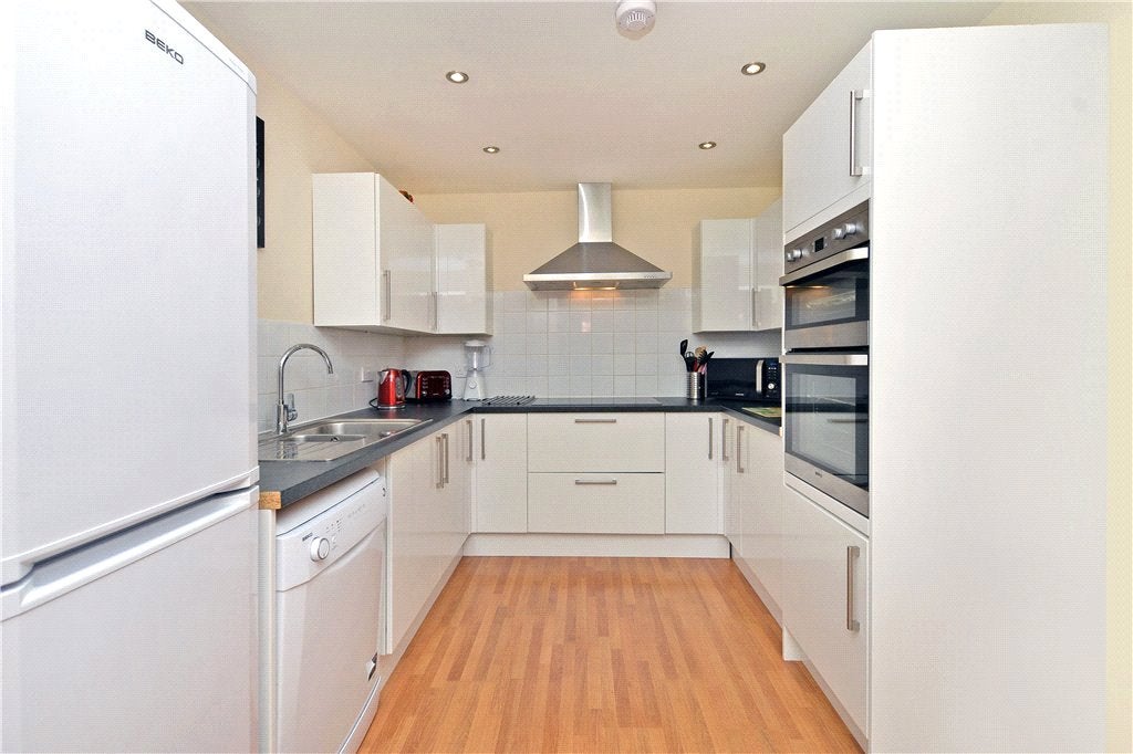 Room Jasmine Close in Woking