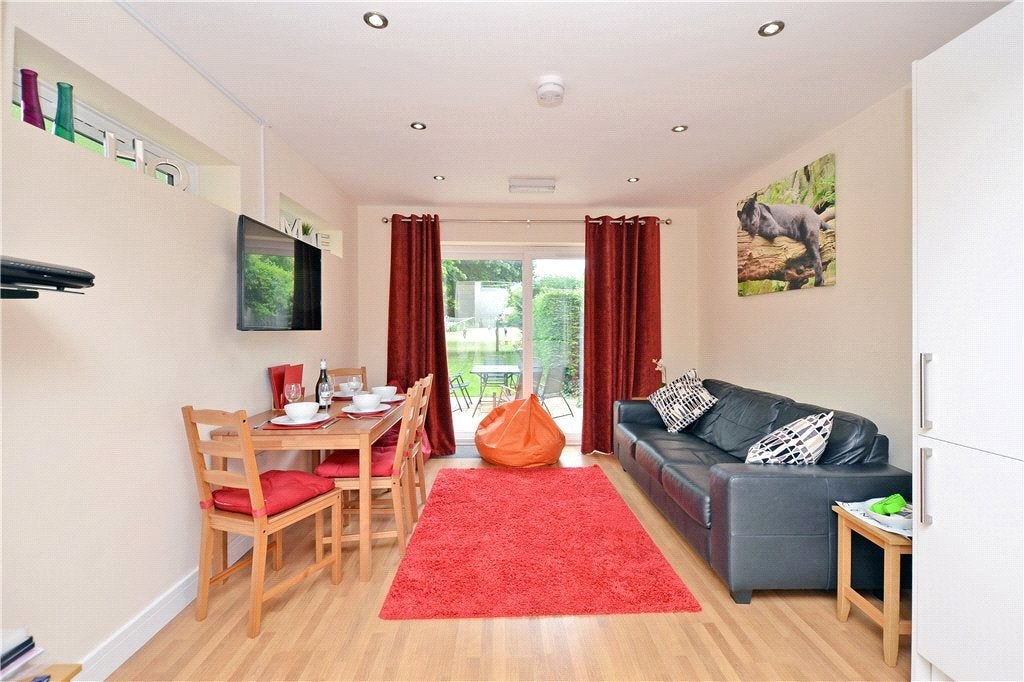 Room Jasmine Close in Woking