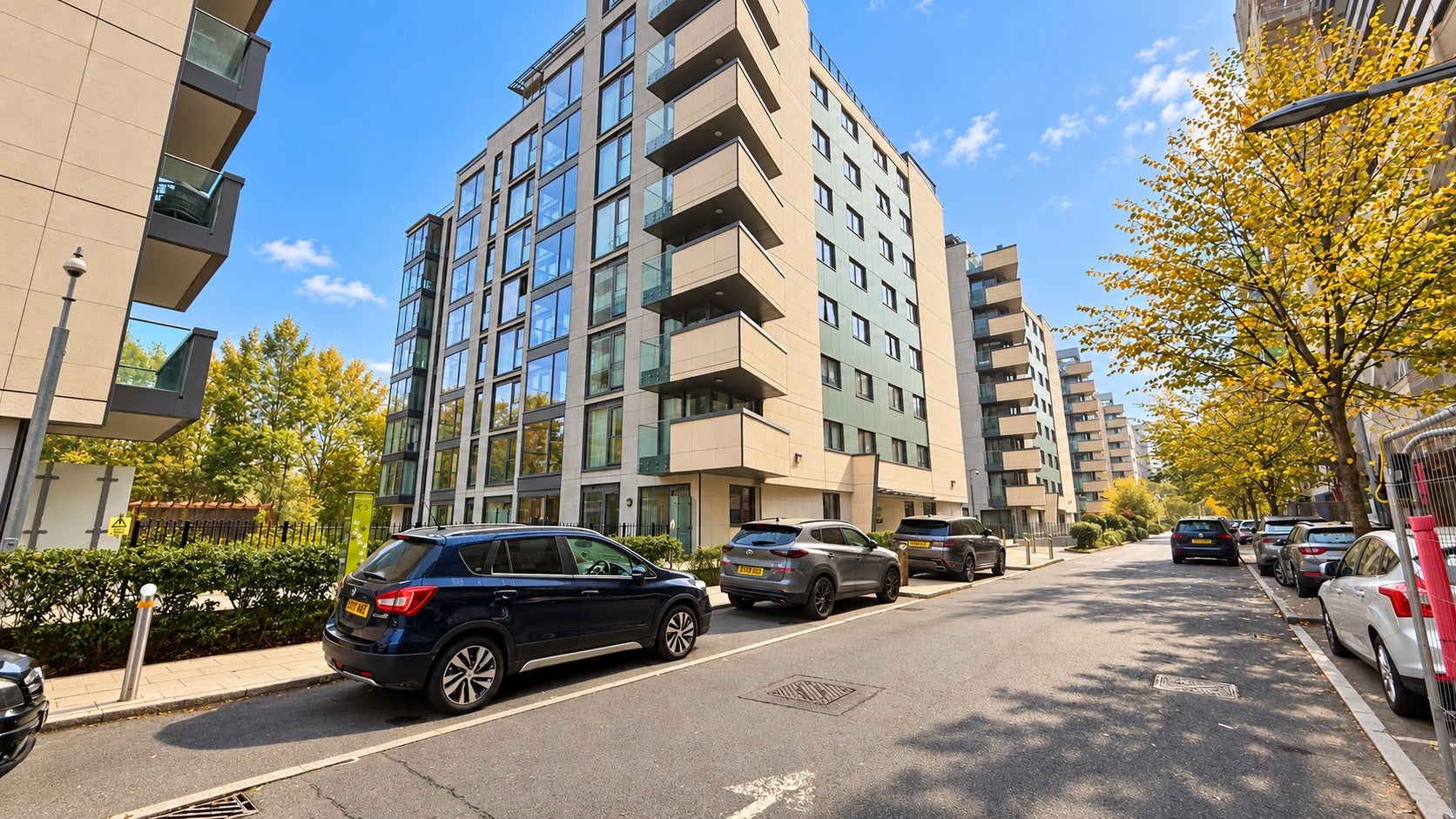Flat Waterside Way in Greater London